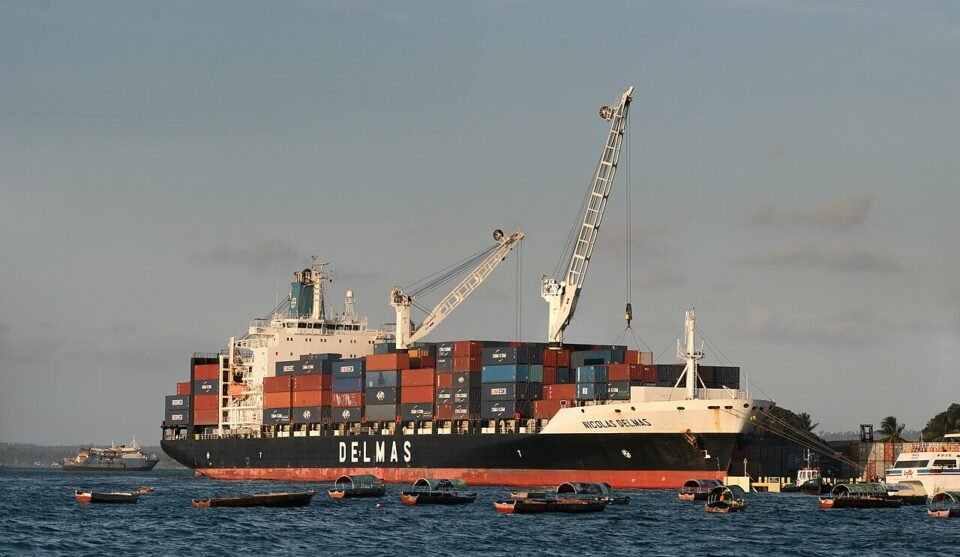 Buque portacontenedores en un puerto internacional