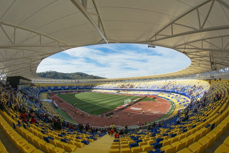 Interior del Estadio Ester Roa Rebolledo en Concepción